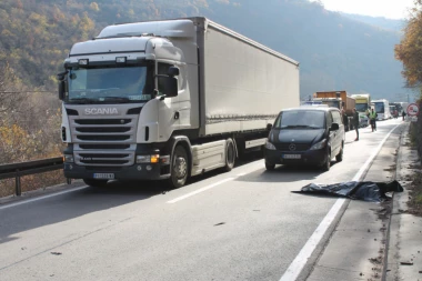 SAMOUBISTVO SKOKOM NA ŠLEPER!