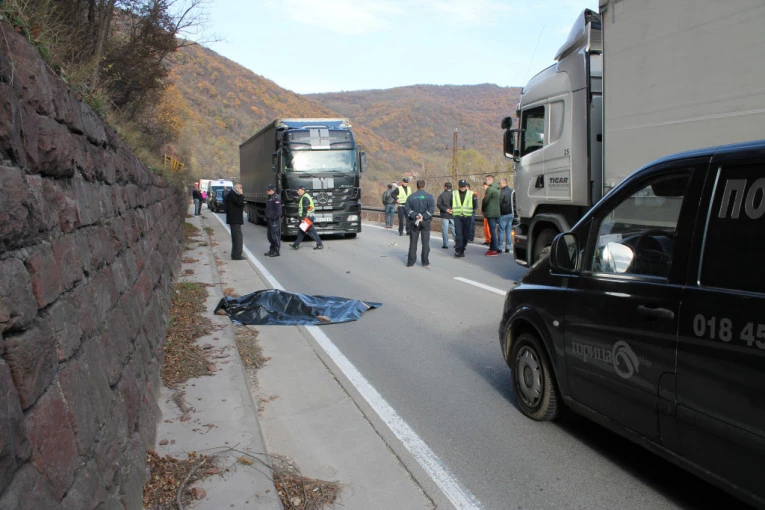 Iznete pretpostavke kako je mladić poginuo kod Nove Varoši: Kamion točkovima prešao preko njega?