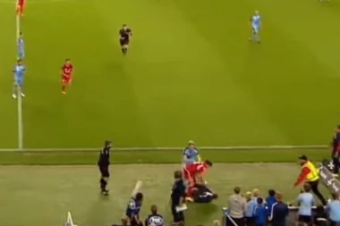 (VIDEO) Fudbaler Adelajda udario dečaka, pa zaradio isključenje