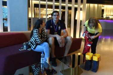 (FOTO) Bobi, platićeš za sliku s manekenkom: GENIJALAN ODGOVOR ŽENE KOŠARKAŠA NA SLIKU SA BRAZILKOM