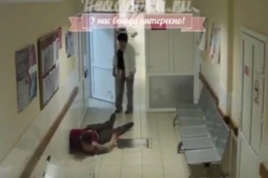 (VIDEO) Pacijent umire na hodniku, LEKARI GLEDAJU!