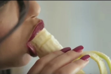 (VIDEO) ZBOG OVOGA SU UHAPSILI PEVAČICU