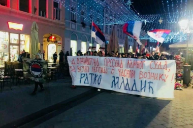 (FOTO) VEČNA LEGENDA O ČASNOM VOJNIKU: Novosađani uz generala Mladića