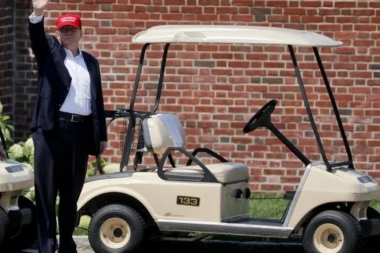 CEO SVET MORA DA SAČEKA - JER SE TRAMPU IGRA GOLF