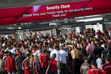 (VIDEO) POHLEPA ĆE VAS UBITI: Navijači Bajerna brutalno isprozivali upravu Anderlehta