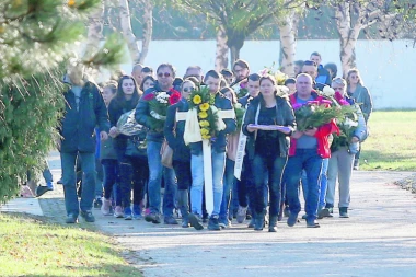 (FOTO) JECAJI DEVOJČICE ODJEKIVALI GROBLJEM: Sahranjena svirepo ubijena Biljana iz Pančeva