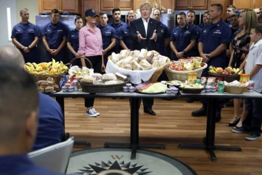 DAN ZAHVALNOSTI KOD TRAMPOVIH: Melanija i Donald posetili Obalsku stražu