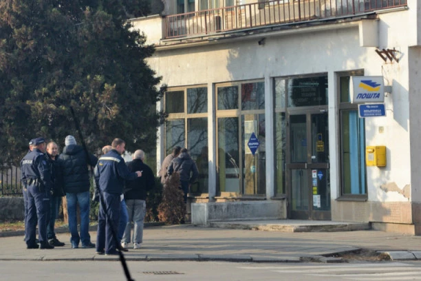 PLJAČKAŠ IZ KOVINA PORANIO! Jutros oteo MILION od radnika pošte, policija ekspresno reagovala