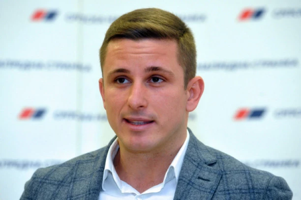 JOVIČIĆ LOBIRAO I DELIO NAPREDNJAKE, NUDEĆI IM LAGODAN ŽIVOT: Kod Vučića se radi, kod Nebojše se dele torte