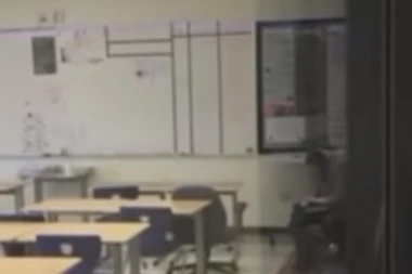 (VIDEO) UŽAS U ŠKOLI: Učenici gledali profesorku kako ŠMRČE KOKAIN!