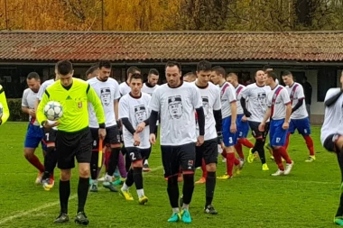 (FOTO) Igrači novosadskog Kabela izašli na teren u majicama sa likom Ratka Mladića!