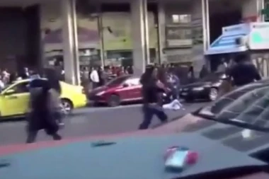 (VIDEO) HAOS U ATINI: Navijači PAOK-a napali pakistanske migrante!