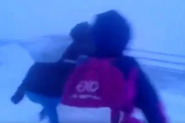 (VIDEO) AKO JE ZIMA NIJE LAV... Čelična deca iz Rusije idu u školu i na MINUS 50!