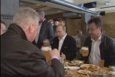 (PAPARACO VIDEO) Putin izašao sa prijateljima na pivce, EVO KAKO TO IZGLEDA!