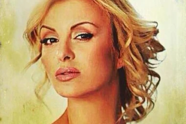 UDALA SE BIVŠA FARMERKA: Pevačica rekla SUDBONOSNO "DA" u 43. godini!