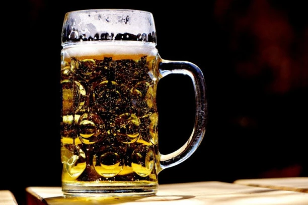 Hrani kosu, tera muve, glanca drvenariju! 10 neverovatnih načina da iskoristite pivo