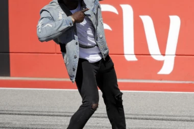 (VIDEO) Ovako se ne provodi niti jedan penzioner: BOLT UŽIVA SA DVE "BOMBE" U IZLASKU!