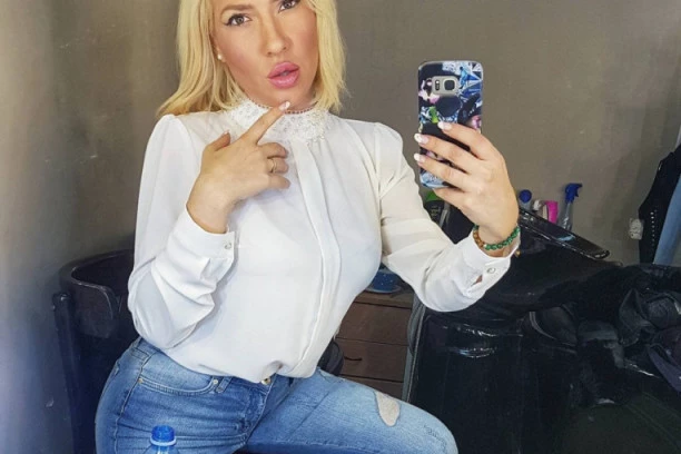 (FOTO) JOVANA JEREMIĆ PRED ŽIVOTNIM DILEMAMA! Uplašena i usamljena, POBEGLA od svih: Evo GDE SE NALAZI!