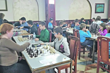 Na pionirskom i kadetskom prvenstvu Beograda učestvovalo 25 ekipa: Klinci rasturaju u šahu!