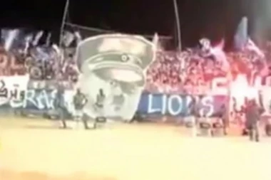 BIZARNO: Transparent sa Hitlerovim likom na tribinama!