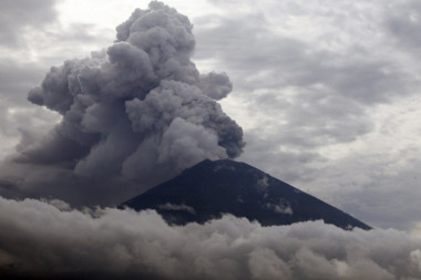 Erupcija vulkana u Indoneziji: Izbacio stub vulkanskog pepela, STANOVNICI EVAKUISANI