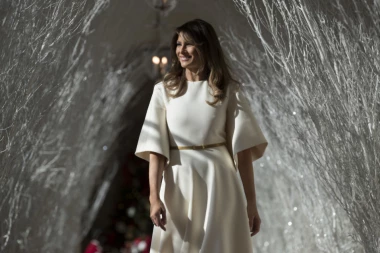 (VIDEO) MELANIJA ZAVRNULA RUKAVE! Umesto da se pakuje, pohvalila se svojim umećem: Rešila da promeni zanimanje?!