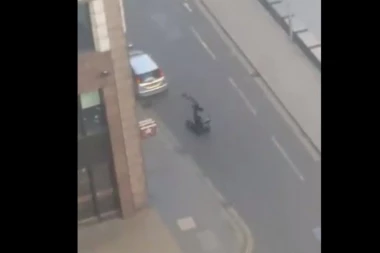 (VIDEO) BLOKIRAN LONDON: Robot ide ka kolima i otvara gepek u kom je SAMA SMRT!