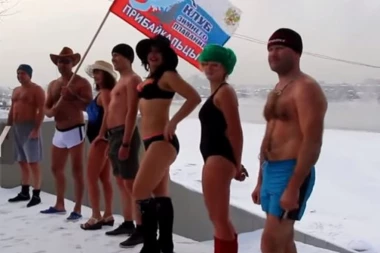 (VIDEO) KOGA BRIGA ZA JEZIVU HLADNOĆU: Rusi goli trčali gradom na MINUS 24