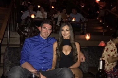 (FOTO) Da li me varaš, ili ne? SUPRUGA nekadašnjeg fudbalera iz Premijer lige na PORNO-SNIMKU IZ AVIONA?