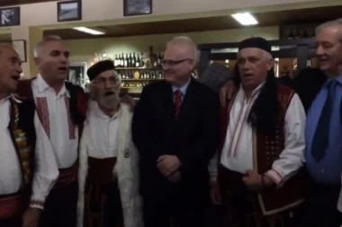 (VIDEO) PESMA NA UVCE I ŠLJIVOVICA: Bivši hrvatski predsednik se provodio u Beogradu!