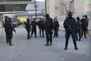 (VIDEO) DIVLJI NEREDI U MEKSIKU: Demonstranti kamenovali ambasadu SAD, uhapšena trojica policajaca!