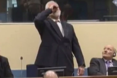 (VIDEO) HAOS U HAGU: Hrvat popio otrov u sudnici