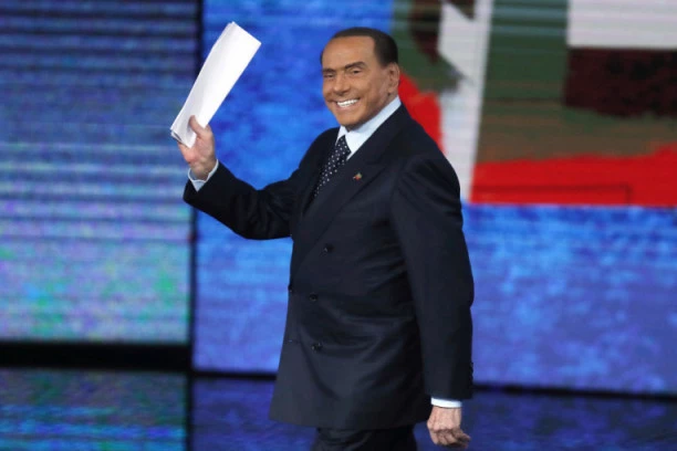 BIVŠI PREMIJER U VEZI SA POSLANICOM: Berluskoni ima novu, još mlađu devojku