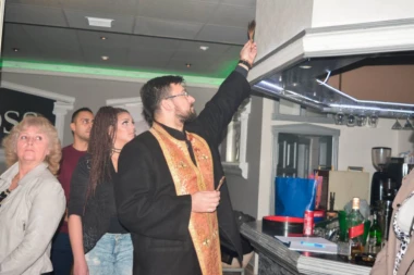 (FOTO) PA OVO NIJE REALNO: POP OSVEŠTAO NOĆNI KLUB KOD PANČEVA!