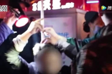 (VIDEO) UŽAS U KINI: ŠIPKA MU SE ZABILA U GLAVU, ČUDOM OSTAO ŽIV!