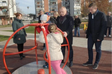 Borča dobila još jedno moderno dečje igralište