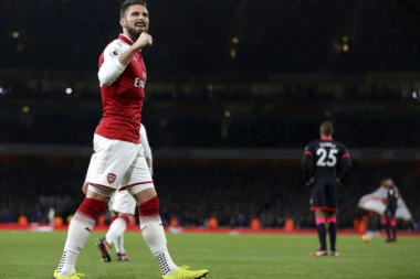 (VIDEO) Arsenal demolirao Hadersfild, Čelsi nadigrao Svonsi