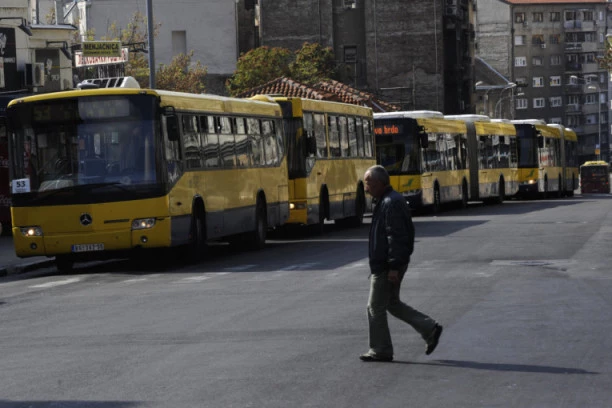 ŠOK NA ULICAMA GLAVNOG GRADA: Žena ušla u autobus i stavila ponija u krilo!