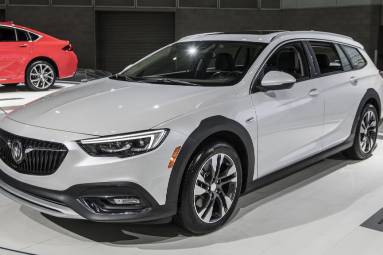 Kod nas poznata opel insignija sport turer u SAD prodaje se kao bjuik regal tur. Elegantan dizajn i praktični prtljažnik od 560 litara kao i cena od gotovo 44.000 dolara.