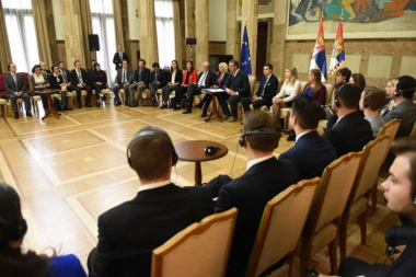 VUČIĆ: Od ključnog značaja je da zadržimo mlade u zemlji