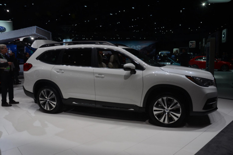 Novi "subaru" krosover asent nudi tri reda sedišta, pogon na svim točkovima i ne tako atraktivan dizajn. Cene počinju od preko 170.000 dolara.