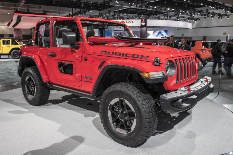 "Tata" svih terenskih i SUV modela, džip vrengler spolja možda ne deluje novo ali donosi potpuno novu mehaniku i motore. Kao i uvek, prednje staklo se može spustiti ka napred što je detalj na kojem kupci insistiraju.