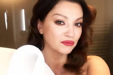 (FOTO) OAZA MIRA! Ovako izgleda luksuzni dom Nine Bardić: Kamena kuća uz samo more, a tek da vidite pogled!