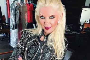 KOSTUR: Poznatu glumicu isprozivali zbog mlitavih nogu!