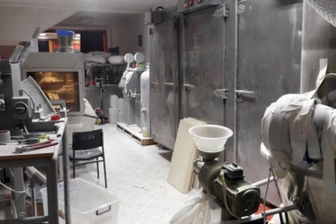 (FOTO, VIDEO) OVAKO JE IZGLEDALA LABORATORIJA AMFETAMINA: Gomile tableta i mašina za proizvodnju droge!