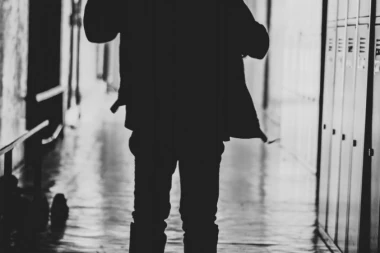 PRVAKE SKIDALI GOLE, PA IH UCENJIVALI: Novi slučaj vršnjačkog nasilja trese Srbiju