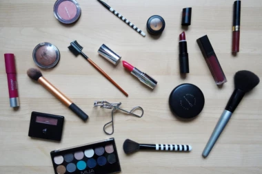 CRVENI LAK - TOTALNI PROMAŠAJ: Ako ovo ne poštujete na leto - IZGLEDAĆETE SMEŠNO