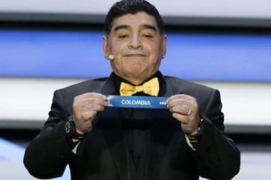 Pitajte ga koliko je sati: MARADONA SA DVA SATA NA CEREMONIJI ŽREBA ZA MUNDIJAL