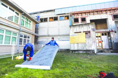 GRADE PUTEVE, MOSTOVE, OBNAVLJAJU ŠKOLE: Mala varoš - veliko gradilište