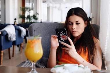 Slučajno naišla na ovu fotku, pa SHVATILA DA MUŽ IMA LJUBAVNICU!